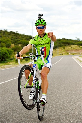 Peter Sagan realizando acrobacias para promocionar la camara de video Nilox