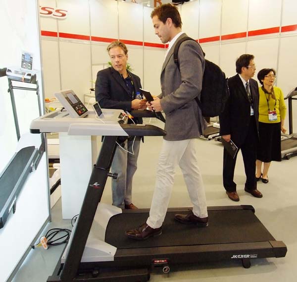 圖2：台北國際體育用品展廠商推出結合辦公桌的跑步機。圖為鉅高AERO WALK桌型智能跑步機。